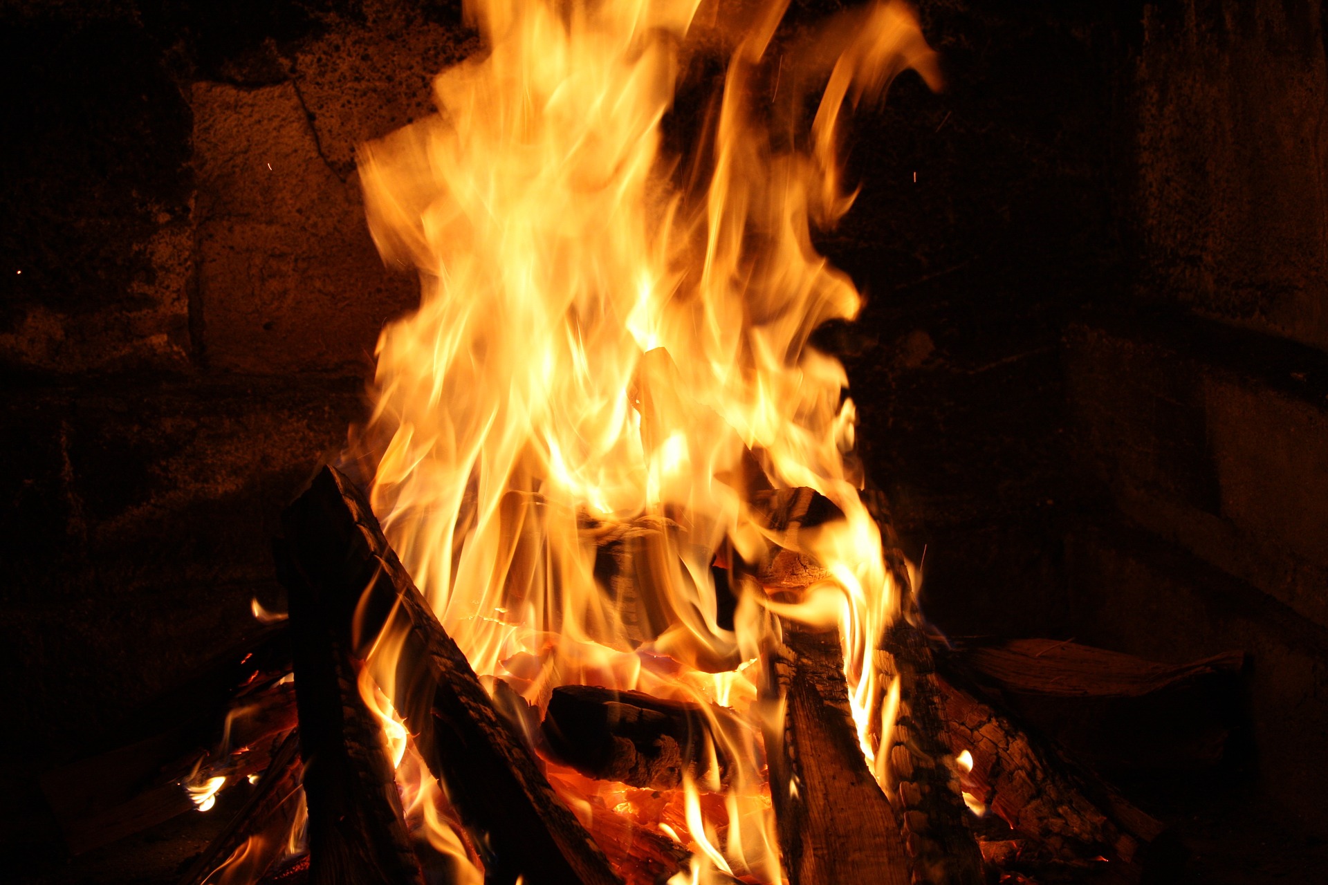 Pohled do plamenů vás uklidní nejen v zimním večeru.